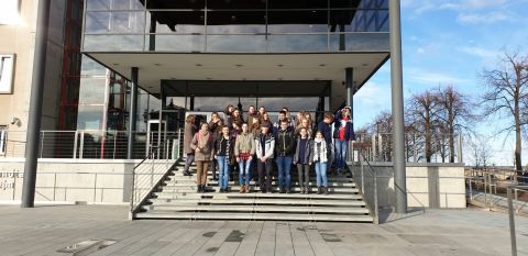 Gruppenfoto der Schüler vor dem Landtag