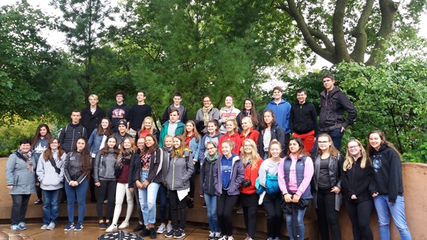 deutsche und amerikanische Schüler im Omaha Zoo