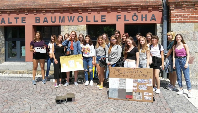 Schüler des JMG vor dem ehem. Kaufhaus Schocken